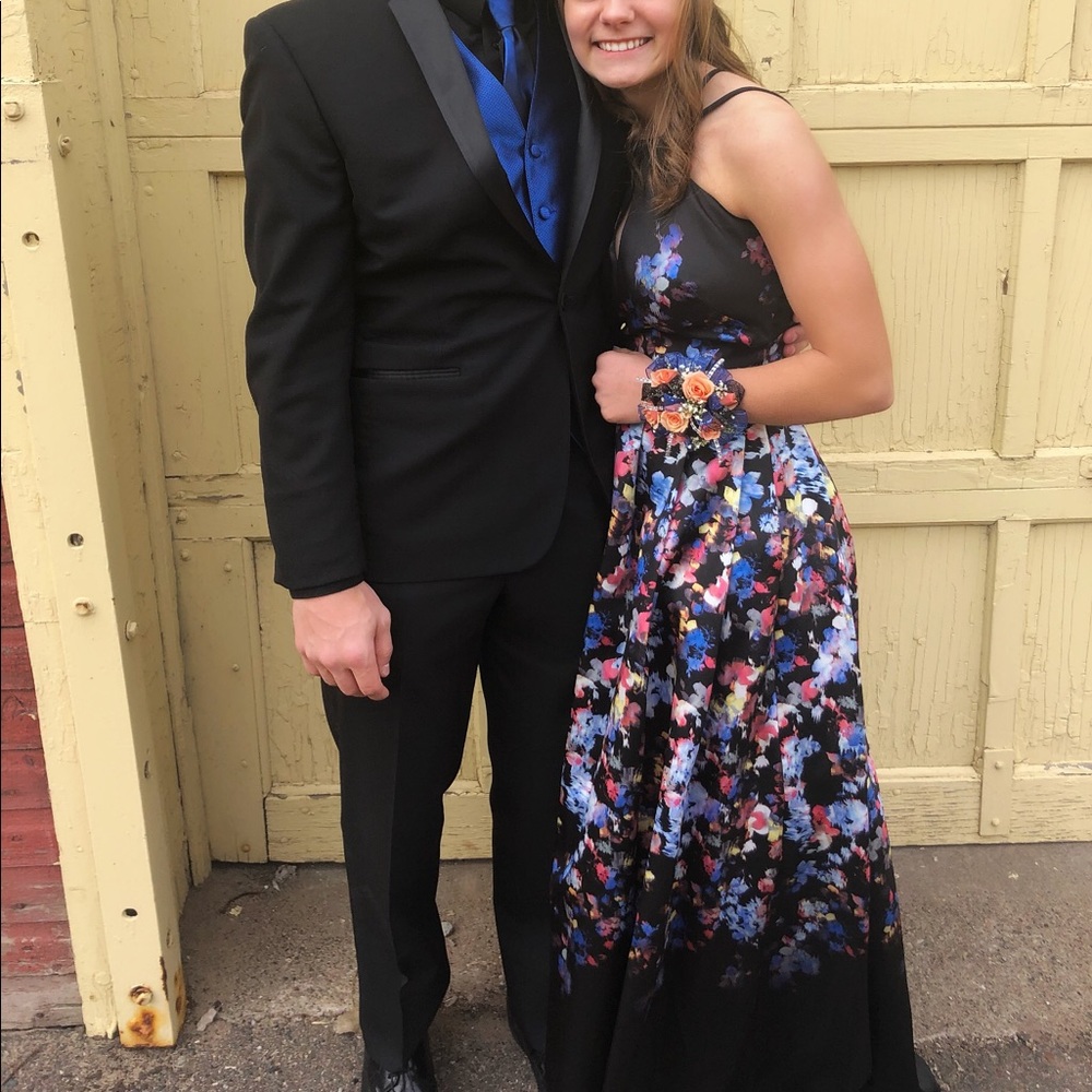 Beautiful floral prom dress!